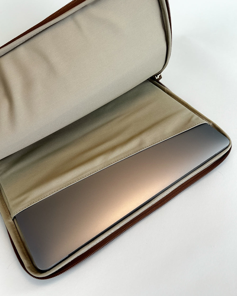 Lora pc sleeve pastry med macbook air 13", vores lyse cognac læder.