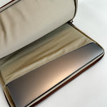 Lora pc sleeve pastry med macbook air 13", vores lyse cognac læder.