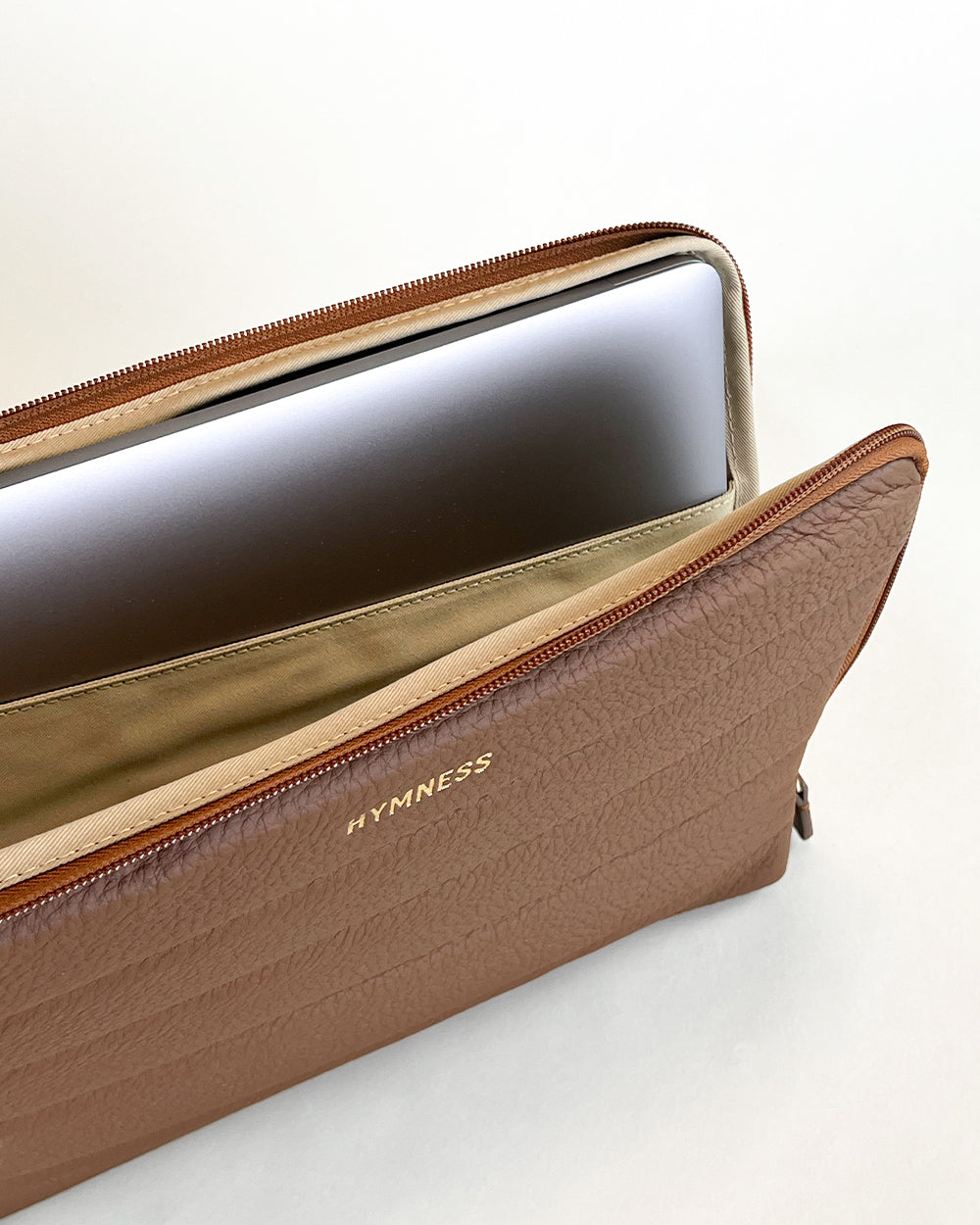 Lora pc sleeve size 1 med macbook air 13" pastry brown, vores lyse cognac læder.