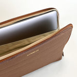 Lora pc sleeve size 1 med macbook air 13" pastry brown, vores lyse cognac læder.