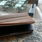 Lora sleeve med macbook pro 14", i pastry brown, Hymness lyse cognac læder.