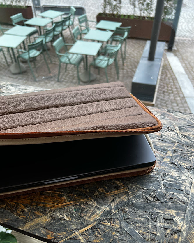 Lora sleeve med macbook pro 14", i pastry brown, Hymness lyse cognac læder.